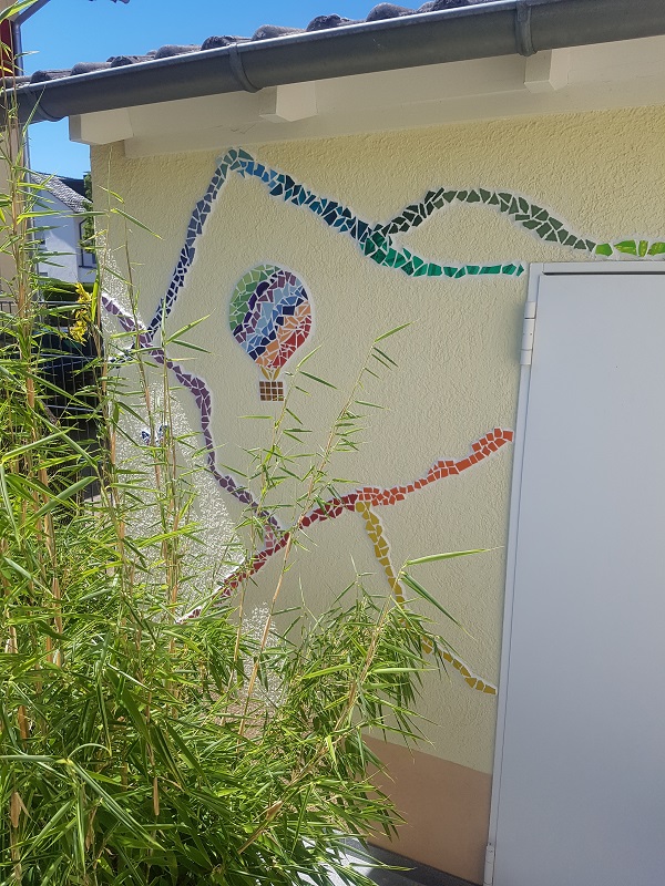 Garagenwandgestaltung mit Mosaiksteinen